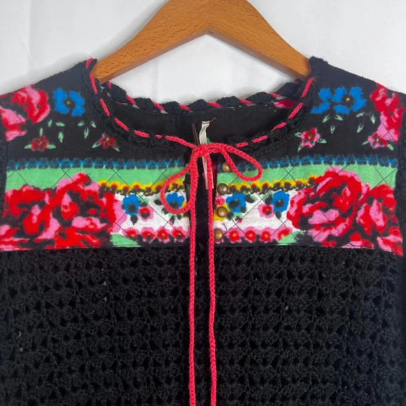 Free People Black Open Weave Felted Floral Crochet Boho Sweater Size Small - Picture 3 of 9